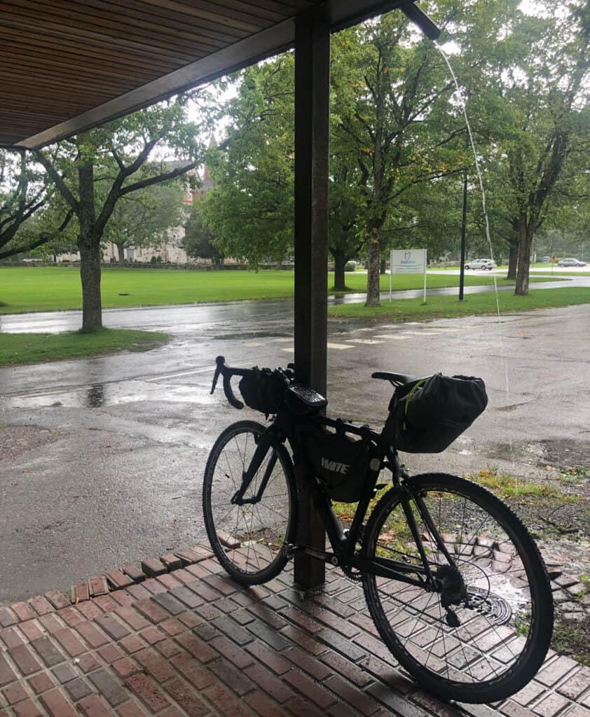 Pyörä katoksen alla sadetta piilossa
